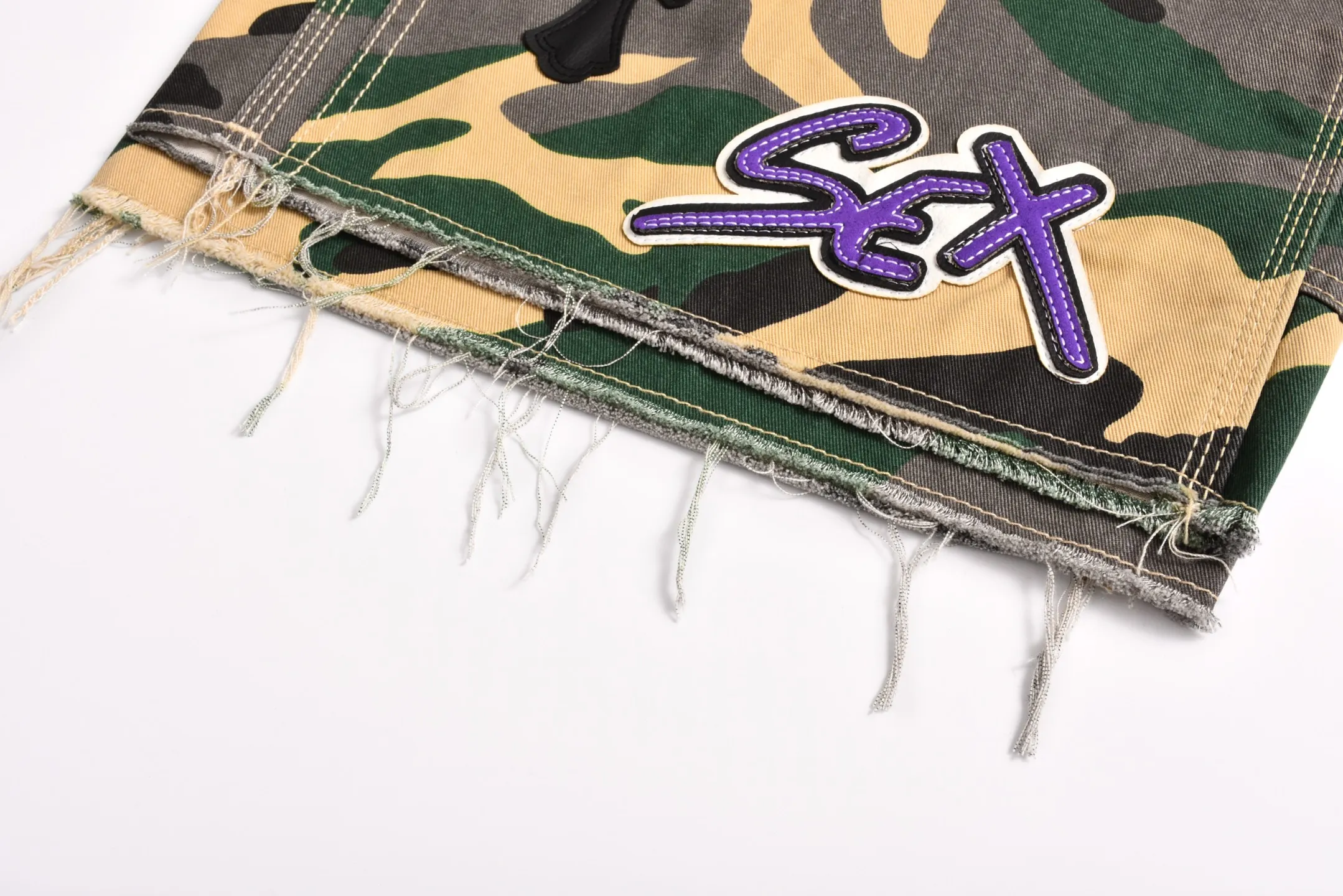 🅿️560 [Exclusive supply] CH Crouching leather camouflage shorts (green) Purchased and developed by a Los Angeles agent for US$2,980. This style is made of customized military canvas fabric, restored 1:1 according to the original model, and printed with camouflage patterns. The customization period for the hem sex pattern stamp is 20 days, the minimum order is 1800 pieces, and the color plate is matched. The hardware buckles are all made of electroplated 925 silver material, the weight is perfectly restored, and they are aged and oxidized to black. Size:S-M-L-XL